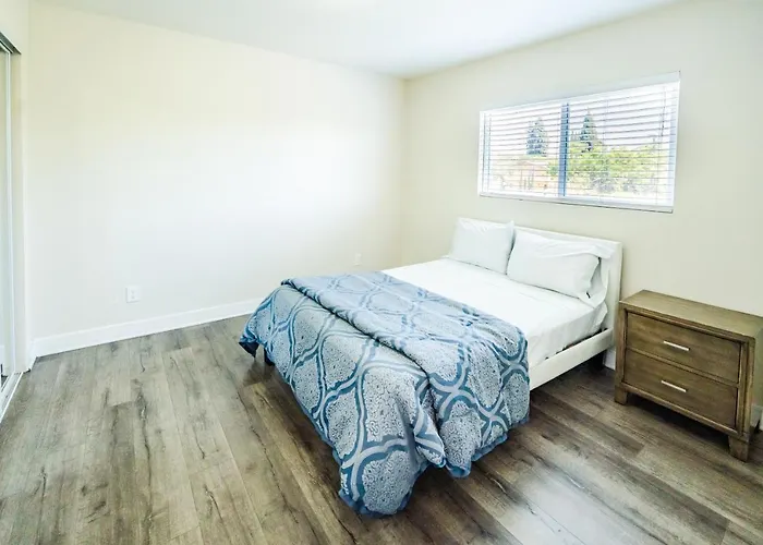 Large Chic 5-Bedroom 3 Bathroom Clost To Downtown La